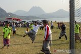 Gubernur Jawa Barat Ridwan Kamil (tengah) bermain sepak bola sarung saat mengikuti perlombaan tujuh belasan bersama warga disela-sela kujungan kerja di Desa Jatimekar, Jatiluhur, Purwakarta, Jawa Barat, Minggu (18/8/2019). Dalam kunjungannya Gubernur Jawa barat mengatakan akan membangun area Jatiluhur menjadi sektor pariwisata internasional. ANTARA FOTO/M Ibnu Chazar/agr