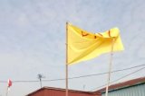 Pengibar bendera bertuliskan 