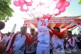 Pelapasan balon saat kegiatan Jalan Sehat 5K di kawasan Tugu 0 Km Banjarmasin, Kalimantan Selatan, Minggu (18/8/2019).Kegiatan Jalan Sehat 2019 yang diinisiasi PT.Jasa Raharja (persero) itu sebagai bagian rangkaian kegiatan memeriahkan HUT ke-74 Kemerdekaan Republik Indonesia.Foto Antaranews Kalsel/Bayu Pratama S.