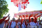 Pelepasan balon saat kegiatan Jalan Sehat 5K di kawasan Tugu 0 Km Banjarmasin, Kalimantan Selatan, Minggu (18/8/2019).Kegiatan Jalan Sehat 2019 yang diinisiasi PT.Jasa Raharja (persero) itu sebagai bagian rangkaian kegiatan memeriahkan HUT ke-74 Kemerdekaan Republik Indonesia.Foto Antaranews Kalsel/Bayu Pratama S.