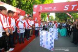 Pengibaran bendera start Jalan Sehat 5K di kawasan Tugu 0 Km Banjarmasin, Kalimantan Selatan, Minggu (18/8/2019).Kegiatan Jalan Sehat 2019 yang diinisiasi PT.Jasa Raharja (persero) itu sebagai bagian rangkaian kegiatan memeriahkan HUT ke-74 Kemerdekaan Republik Indonesia.Foto Antaranews Kalsel/Bayu Pratama S.