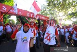 Peserta jalan sehat dengan kostum unik saat mengikuti kegiatan jalan Sehat 5K di kawasan Tugu 0 Km Banjarmasin, Kalimantan Selatan, Minggu (18/8/2019).Kegiatan Jalan Sehat 2019 yang diinisiasi PT.Jasa Raharja (persero) itu sebagai bagian rangkaian kegiatan memeriahkan HUT ke-74 Kemerdekaan Republik Indonesia.Foto Antaranews Kalsel/Bayu Pratama S.