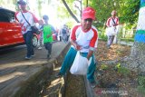 Peserta jalan sehat dari berbagai BUMN di Kalsel memungut sampah saat kegiatan jalan Sehat 5K di jalan Pangeran Samudera Banjarmasin, Kalimantan Selatan, Minggu (18/8/2019).Selain kegiatan Jalan Sehat 2019 yang diinisiasi PT.Jasa Raharja (persero) itu juga mengajak peserta untuk memungut sampah, sebagai bagian rangkaian kegiatan memeriahkan HUT ke-74 Kemerdekaan Republik Indonesia.Foto Antaranews Kalsel/Bayu Pratama S.