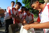 Peserta jalan sehat dari berbagai BUMN di Kalsel memungut sampah saat kegiatan jalan Sehat 5K di jalan Pangeran Samudera Banjarmasin, Kalimantan Selatan, Minggu (18/8/2019).Selain kegiatan Jalan Sehat 2019 yang diinisiasi PT.Jasa Raharja (persero) itu juga mengajak peserta untuk memungut sampah, sebagai bagian rangkaian kegiatan memeriahkan HUT ke-74 Kemerdekaan Republik Indonesia.Foto Antaranews Kalsel/Bayu Pratama S.