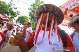 Peserta jalan sehat dengan penampilan unik saat mengikuti kegiatan jalan Sehat 5K di kawasan Tugu 0 Km Banjarmasin, Kalimantan Selatan, Minggu (18/8/2019).Kegiatan Jalan Sehat 2019 yang diinisiasi PT.Jasa Raharja (persero) itu sebagai bagian rangkaian kegiatan memeriahkan HUT ke-74 Kemerdekaan Republik Indonesia.Foto Antaranews Kalsel/Bayu Pratama S.