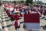 Sejumlah penari ronggeng mementaskan tarian Ceta Cetok Kuminyar Sabilulungan pada acara Karnaval Sabilulungan 2019 di Jalan Al-Fathu, Soreang, Kabupaten Bandung, Jawa Barat, Minggu (18/8/2019). Sebanyak 1800 penari yang tergabung dalami Masyarakat Seni Rakyat Indonesia (MASRI) tersebut menari untuk memeriahkan peringatan HUT ke-74 Kemerdekaan Republik Indonesia. ANTARA FOTO/Novrian Arbi/agr