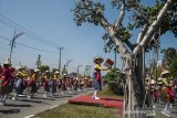 Sejumlah penari ronggeng mementaskan tarian Ceta Cetok Kuminyar Sabilulungan pada acara Karnaval Sabilulungan 2019 di Jalan Al-Fathu, Soreang, Kabupaten Bandung, Jawa Barat, Minggu (18/8/2019). Sebanyak 1800 penari yang tergabung dalami Masyarakat Seni Rakyat Indonesia (MASRI) tersebut menari untuk memeriahkan peringatan HUT ke-74 Kemerdekaan Republik Indonesia. ANTARA FOTO/Novrian Arbi/agr