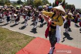 Sejumlah penari ronggeng mementaskan tarian Ceta Cetok Kuminyar Sabilulungan pada acara Karnaval Sabilulungan 2019 di Jalan Al-Fathu, Soreang, Kabupaten Bandung, Jawa Barat, Minggu (18/8/2019). Sebanyak 1800 penari yang tergabung dalami Masyarakat Seni Rakyat Indonesia (MASRI) tersebut menari untuk memeriahkan peringatan HUT ke-74 Kemerdekaan Republik Indonesia. ANTARA FOTO/Novrian Arbi/agr