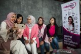 Founder Kumpulan Emak Blogger (KEB) Mira Sahid (kiri), Sisternet XL Axiata Adelia Panjaitan (tengah), dan Content Creator Yasinta Astuti (kedua kanan) memberikan pemahaman tentang vlog pada Arisan Ilmu Sisternet, Bandung, Jawa Barat, Minggu (18/8/2019). Program tersebut memberi kesempatan kepada 100 wanita dari Bandung untuk memahami dan memaksimalkan gawai dalam menciptakan konten untuk sosial media serta vlog dalam kehidupan sehari-hari. ANTARA FOTO/Novrian Arbi/agr