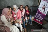 Founder Kumpulan Emak Blogger (KEB) Mira Sahid (kiri), Sisternet XL Axiata Adelia Panjaitan (tengah), dan Content Creator Yasinta Astuti (kedua kanan) memberikan pemahaman tentang vlog pada Arisan Ilmu Sisternet, Bandung, Jawa Barat, Minggu (18/8/2019). Program tersebut memberi kesempatan kepada 100 wanita dari Bandung untuk memahami dan memaksimalkan gawai dalam menciptakan konten untuk sosial media serta vlog dalam kehidupan sehari-hari. ANTARA FOTO/Novrian Arbi/agr