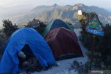 Pendaki beraktivitas di tendanya di kawasan Pos 4 jalur pendakian Cemoro Sewu menuju puncak Gunung Lawu, Sabtu (17/8/2019). Gunung Lawu setinggi 3.265 meter di atas permukaan laut tersebut ramai dikunjungi pendaki pada momen liburan 17 Agustus, tahun baru penanggalan Jawa 1 Sura bersamaan tahun baru Islam 1 Muharram, dan tahun baru Masehi 1 Januari, hingga jumlahnya mencapai ribuan pendaki. Antara Jatim/Siswowidodo/zk.