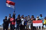 Pendaki mengibarkan bendera Merah Putih sambil menyanyikan lagu kebangsaan Indonesia Raya saat memperingati Hari Ulang Tahun ke-74 Proklamasi Kemerdekaan RI di kawasan Puncak Gunung Lawu Magetan, Jawa Timur, Sabtu (17/8/2019). Ribuan pendaki dari berbagai daerah mendaki puncak Gunung Lawu guna memperingati HUT ke-74 Proklamasi Kemerdekaan RI pada Sabtu 17 Agustus 2019. Antara Jatim/Siswowidodo/zk.