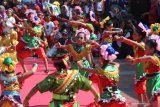 Peserta dari unit kegiatan tari Rumah Kreatif Dinas Kebudayaan dan Pariwisata Kota Surabaya menampilkan Tari Jumparitan saat pertunjukan seni bertajuk 