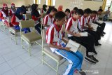 Siswa Mengenal Nusantara (SMN) provinsi Banten menghadiri pertemuan bedah buku dan pelatihan karya ilmiah di Rindam Kodam Iskandar Muda, Mata Ie, Kabupaten Aceh Besar, Aceh, Minggu (18/8/2019). Pertemuan SMN Banten dengan Psikolog, Yulia Direzki dan Akademisi Hendra Syahputra itu dalam rangka bedah buku, Bingkai Anak Negeri dan pelatihan penulisan karya ilmiah yang merupakan program Siswa Mengenal Nusantara (SMN) yang digagas Kementerian BUMN. Antara Aceh/Ampelsa.