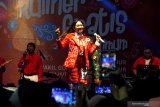 Via Vallen menyanyikan lagu Sayang di panggung Hiburan Rakyat dan Kuliner Gratis saat puncak acara peringatan HUT Kemerdekaan RI ke-74 yang digelar oleh Pemerintah Provinsi Jawa Timur di Surabaya, Jawa Timur, Sabtu (17/8/2019) malam. Antara Jatim/Naufal Ammar/zk.