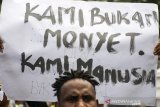 Massa yang tergabung dalam Ikatan Mahasiswa Papua Sejawa-Bali melakukan aksi unjukrasa damai di Depan Gedung Sate, Bandung, Jawa Barat, Senin (19/8/2019). Aksi tersebut merupakan aksi solidaritas dan bentuk protes terhadap kekerasan serta diskriminasi rasial terhadap warga papua yang terjadi sejumlah kota sperti Surabaya, Malang dan Makassar. ANTARA FOTO/Novrian Arbi/agr