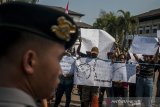 Massa yang tergabung dalam Ikatan Mahasiswa Papua Sejawa-Bali melakukan aksi unjukrasa damai di Depan Gedung Sate, Bandung, Jawa Barat, Senin (19/8/2019). Aksi tersebut merupakan aksi solidaritas dan bentuk protes terhadap kekerasan serta diskriminasi rasial terhadap warga papua yang terjadi sejumlah kota sperti Surabaya, Malang dan Makassar. ANTARA FOTO/Novrian Arbi/agr