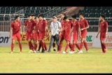 Pesepak bola Timnas U-18 Indonesia berjalan bersama usai bertanding melawan Myanmar pada perebutan peringkat ketiga Piala AFF U-18 di Stadion Thong Nhat Ho Chi Minh, Vietnam, Senin (19/8/2019). Indonesia berhasil menjadi juara ketiga setelah mengalahkan Myanmar dengan skor 5-0 (5-0). ANTARA FOTO/Yusran Uccang/nym.