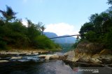 Pengunjung berfoto dengan latar belakang pegunungang meratus di Desa Nateh, Kabupaten Hulu Sungai Tengah, Kalimantan Selatan, Senin (19/8/2019).Desa Nateh di Kecamatan Batang Alai Timur Kabupaten HST tersebut menawarkan beragam wisata alam seperti Gua, Arung Jeram, dan gugusan Pegunungan Meratus yang dapat menarik wisatawan dari luar daerah.Foro Antaranews Kalsel/Bayu Pratama S.