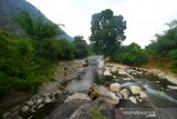 Sungai di Desa Nateh, Kabupaten Hulu Sungai Tengah, Kalimantan Selatan, Senin (19/8/2019).Desa Nateh di Kecamatan Batang Alai Timur Kabupaten HST tersebut menawarkan beragam wisata alam seperti Gua, Arung Jeram, dan gugusan Pegunungan Meratus yang dapat menarik wisatawan dari luar daerah.Foro Antaranews Kalsel/Bayu Pratama S.