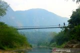 Pengunjung berfoto dengab latar belakang pegunungang meratus di Desa Nateh, Kabupaten Hulu Sungai Tengah, Kalimantan Selatan, Senin (19/8/2019).Desa Nateh di Kecamatan Batang Alai Timur Kabupaten HST tersebut menawarkan beragam wisata alam seperti Gua, Arung Jeram, dan gugusan Pegunungan Meratus yang dapat menarik wisatawan dari luar daerah.Foro Antaranews Kalsel/Bayu Pratama S.