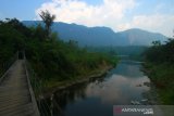 Pegunungang meratus di Desa Nateh, Kabupaten Hulu Sungai Tengah, Kalimantan Selatan, Senin (19/8/2019).Desa Nateh di Kecamatan Batang Alai Timur Kabupaten HST tersebut menawarkan beragam wisata alam seperti Gua, Arung Jeram, dan gugusan Pegunungan Meratus yang dapat menarik wisatawan dari luar daerah.Foro Antaranews Kalsel/Bayu Pratama S.