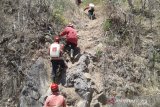 Damkar masih melakukan pemadaman api di Bukit Pandanan Lombok Utara