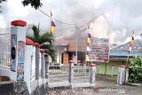 Gedung kantor Dewan Perwakilan Rakyat Daerah (DPRD) Papua Barat di Manokwari, dibakar massa, Senin (19/8/2019). Aksi masyarakat Papua ini merupakan buntut dari kemarahan mereka atas peristiwa yang alami mahasiswa asal Papua di Surabaya, Malang dan Semarang. Selain membakar gedung DPR, mereka juga memblokade jalan dengan membakar ban. ANTARA FOTO/Toyiban/pras.