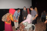 Wakil Wali Kota Kediri Lilik Muhibbah bersama warga disabilitas menonton film Bumi Manusia, karya Sutradara Hanung Bramantyo di salah satu bioskop di Kediri, Jawa Timur, Selasa (20/8/2019). Diharapkan, warga disabilitas juga selalu bersemangat sebagai bahan inspirasi agar mereka selalu bersemangat dan menjaga persatuan demi NKRI. Antara Jatim/Asmaul Chusna/zk.