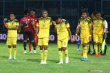 Ekspresi sedih pesepakbola Barito putra usai dikalahkan Arema FC dalam pertandingan Liga I di Stadion Kanjuruhan, Malang, Jawa Timur, Senin (19/8/2019). Arema mengalahkan Barito Putra dengan skor akhir 2-1. Antara Jatim/Ari Bowo Sucipto/zk