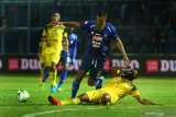 Pesepakbola Arema FC, Sylvano Comvalius (kiri) berusaha menghindari tubuh pesepakbola Barito Putra, Lucas Rodrigues Ramos Da Silva (kanan) dalam pertandingan Liga I di Stadion Kanjuruhan, Malang, Jawa Timur, Senin (19/8/2019). Arema mengalahkan Barito Putra dengan skor akhir 2-1. Antara Jatim/Ari Bowo Sucipto/zk