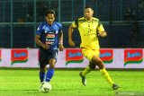  Pesepakbola Arema FC, Hendro Siswanto (kiri) berusaha melepaskan diri dari kawalan pesepakbola Barito Putra, Yakob Sayuri (kanan) dalam pertandingan Liga I di Stadion Kanjuruhan, Malang, Jawa Timur, Senin (19/8/2019). Arema mengalahkan Barito Putra dengan skor akhir 2-1. Antara Jatim/Ari Bowo Sucipto/zk