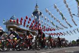 Sejumlah pebalap sepeda memacu sepedanya pada etape kedua Tour de Indonesia 2019 di Kota Madiun, Jawa Timur, Selasa (20/8/2019). Etape kedua dimulai dari Alun-alun Kota Madiun, Jawa Timur dan berakhir di Kota Batu, Jawa Timur dengan jarak tempuh 163,4 kilometer. Antara Jatim/Siswowidodo/zk