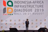 Presiden Joko Widodo menyampaikan sambutannya pada pembukaan Dialog Infrastruktur Indonesia-Afrika 2019 di Nusa Dua, Bali, Selasa (20/8/2019). Kegiatan selama dua hari tersebut dihadiri oleh delegasi dari 53 negara Afrika untuk berdiskusi tentang berbagai potensi kerjasama bisnis bidang infrastruktur dengan Indonesia. Antaranews Bali/Nyoman Budhiana