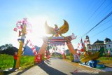 Gapura yang di hiasi pernak-pernik kemerdekaan di Komplek Kenanga Citra Puri Rt 07, Banjarmasin, Kalimantan Selatan, Selasa (20/8/2019).Selain memeriahkan HUT ke-74 Kemerdekaan Republik Indonesia, gapura yang berhias pernak-pernik kemerdekaan dan budaya Kalsel tersebut juga untuk diikutsertakan dalam Festival Gapura Cinta Negeri tingkat nasional.Foto Antaranews Kalsel/Bayu Pratama S.