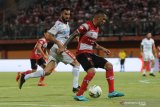 Pesepak bola Madura United (MU) Alberto Concalves (kanan) melewati  pesepak bola Bali United (BU) Brwa Hekmat Nouri (kiri) dalam pertandingan Shopee Liga 1 di Stadion Gelora Madura Ratu Pamelingan (SGMRP) Pamekasan, Jawa Timur, Selasa (20/8/2019). BU mengandaskan MU dengan skor 1-0. Antara Jatim/Saiful Bahri/zk.