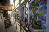 Pengunjung mengamati karya lukisan anak internasional yang bertemakan 