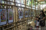 Pengunjung mengamati karya lukisan anak internasional yang bertemakan 
