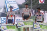 Pebalap sepeda  Jeroen Meijers (tengah), Cristian Raileanu (kiri) dan Thomas Lebas (kanan) menerima hadiah usai menyelesaikan Etape Kedua Tour de Indonesia di depan Balaikota Among Tani, Batu, Jawa Timur, Selasa (20/8/2019). Dalam Etape Kedua Tour de Indonesia dengan rute Madiun-Batu tersebut Jeroen Meijers meraih catatan waktu tercepat yakni 3 jam 51 menit 12 detik. Antara Jatim/Ari Bowo Sucipto/zk.