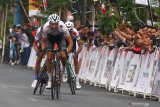 Pebalap sepeda dari Belanda, Jeroen Meijers berusaha menjadi yang tercepat memasuki garis finish dalam Etape Kedua Tour de Indonesia di depan Balaikota Among Tani, Batu, Jawa Timur, Selasa (20/8/2019). Dalam Etape Kedua Tour de Indonesia dengan rute Madiun-Batu tersebut Jeroen Meijers meraih catatan waktu tercepat yakni 3 jam 51 menit 12 detik. Antara Jatim/Ari Bowo Sucipto/zk.