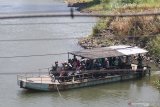 Warga memanfaatkan perahu penyeberangan di area jembatan lama Kertosono yang rusak di Nganjuk, Jawa Timur, Selasa (20/8/2019). Perahu penyeberangan menjadi pilihan warga di daerah itu guna menyeberangi sungai Brantas dari Nganjuk ke Jombang atau pun sebaliknya dengan tarik Rp3.000 per sekali penyeberangan. Antara Jatim/Prasetia Fauzani/zk.