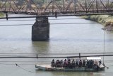 Warga memanfaatkan perahu penyeberangan di area jembatan lama Kertosono yang rusak di Nganjuk, Jawa Timur, Selasa (20/8/2019). Perahu penyeberangan menjadi pilihan warga di daerah itu guna menyeberangi sungai Brantas dari Nganjuk ke Jombang atau pun sebaliknya dengan tarik Rp3.000 per sekali penyeberangan. Antara Jatim/Prasetia Fauzani/zk.