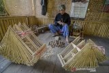 Perajin menyelesaikan proses produksi angklung di Saung Angklung Udjo, Bandung, Jawa Barat, Selasa (20/8/2019). Pemerintah melalui Kementerian Koperasi dan Usaha Kecil dan Menengah (UKM) mencatat, realisasi penyaluran Kredit Usaha Rakyat (KUR) untuk sektor produktif berada di kisaran 42,9 persen. Pencapaian tersebut masih di bawah target pemerintah, yaitu 60 persen dari total penyaluran KUR di tahun ini, yakni Rp 140 triliun. ANTARA FOTO/Raisan Al Farisi/agr