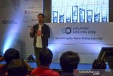 Scrum Master XL Axiata, Gesit Prasasti Alam memberikan pemaparan mengenai Scrum dan DevOps untuk Pengembangan IoT di XL Axiata pada acara Scrum Day Bandung 2019, Jawa Barat, Senin (19/8/2019). Scrum Day Bandung ke-3 yang mempertemukan para praktisi dan ahli di bidang Scrum maupun DevOps dari berbagai industri di seluruh Indonesia tersebut membahas bagaimana kerangka kerja dapat diimplementasikan dalam bisnis untuk meningkatkan efisiensi perusahaan. ANTARA FOTO/Raisan Al Farisi/agr