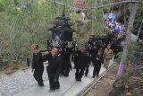 Warga membawa hama untuk dibuang saat tradisi Pesta Dadung di Cigugur, Kuningan, Jawa Barat, Selasa (20/8/2019). Pesta Dadung merupakan wujud keseimbangan terhadap alam yang dilakukan para petani dengan membuang hama dan menanam pohon. ANTARA FOTO/Dedhez Anggar/agr