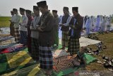 Sejumlah warga Kampung Karangdowo, Kasemen, melaksanakan Salat Minta Hujan (Salat Istisqo) di Serang, Banten, Selasa (20/8/2019).