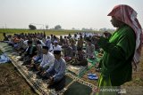 Sejumlah warga Kampung Karangdowo, Kasemen, berdoa bersama setelah melaksanakan Salat Minta Hujan (Salat Istisqo) di Serang, Banten, Selasa (20/8/2019).