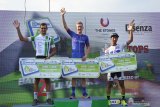 Juara pertama etape ketiga Tour de Indonesia 2019 Marcus Culey (tengah), dari tim Sapura Cycling, juara kedua Rohan Du Plooy (kiri), dari tim Protouch, dan juara ketiga Yudai Arashiro (kanan), dari tim Kinan Cycling melakukan sesi foto di Alun-alun Jember, Jawa Timur, Rabu (21/8/2019). Etape ketiga dimulai dari Kota Batu - Jember menempuh jarak 193 kilometer. Antara Jatim/Seno/zk.