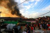 Petugas dan warga berusaha memadamkan api saat terjadi kebakaran di Alalak Selatan, Banjarmasin, Kalimantan Selatan, Rabu (21/8/2019).Kebakaran yang menghanguskan 20 rumah itu diduga terjadi akibat hubungan pendek (korsleting) listrik.Foto Antaranews Kalsel/Bayu Pratama S.