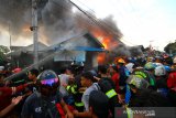 Petugas dan warga berusaha memadamkan api saat terjadi kebakaran di Alalak Selatan, Banjarmasin, Kalimantan Selatan, Rabu (21/8/2019).Kebakaran yang menghanguskan 20 rumah itu diduga terjadi akibat hubungan pendek (korsleting) listrik.Foto Antaranews Kalsel/Bayu Pratama S.